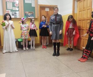 Dziewczynka w stroju harcerki