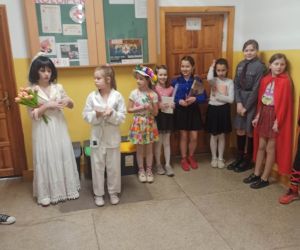 Uczniowie prezentujący wybrane stroje