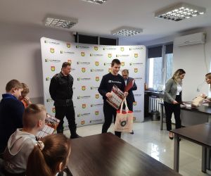 Uczeń odbiera nagrodę za zajęcie 3 miejsca