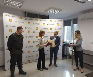 Uczennica odbiera nagrodę za 2 miejsce