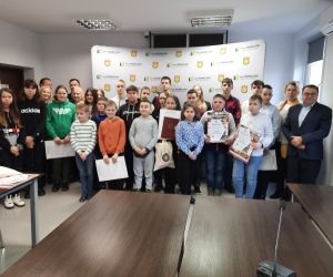 Wspólne zdjęcie – organizatorzy, opiekunowie i uczestnicy konkursu