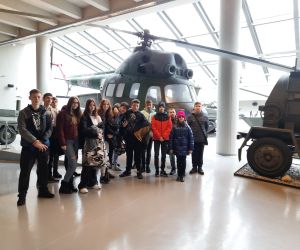 Uczniowie na tle sprzętu wojskowego