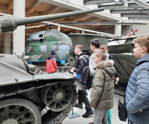 Uczniowie oglądają czołg