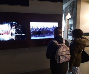 Uczennice oglądają film wyświetlony na monitorze