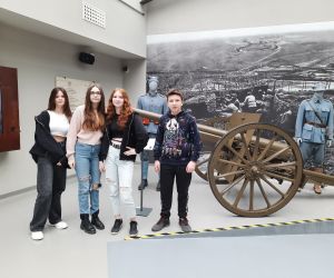 Uczniowie przy jednej z ekspozycji