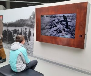 Uczeń ogląda film historyczny