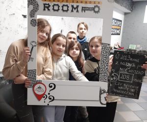 Uczniowie przed wejściem do pokoju zagadek