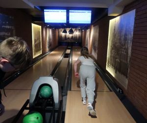 Uczniowie rywalizują na torze