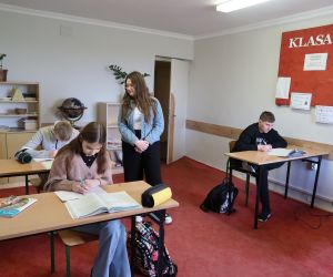Uczennica kl.8 prowadząca lekcję języka polskiego w kl.7