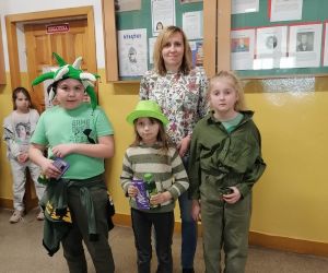 Opiekun i laureaci konkursu na zielony strój