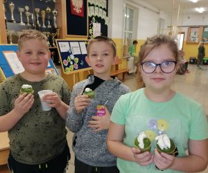 Uczniowie degustują zielone babeczki i pija zielony sok