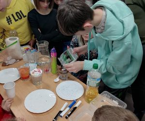 Uczniowie wykonują doświadczenie z wodą