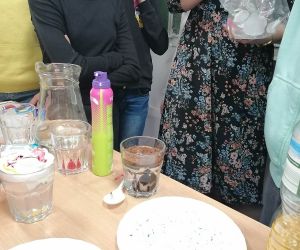 Nauczycielka z uczniami wykonuje doświadczenie