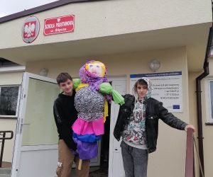 Uczniowie niosą marzannę