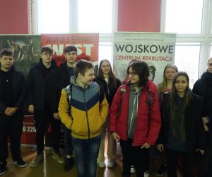 Klasa VIII przy stoiskach tematycznych