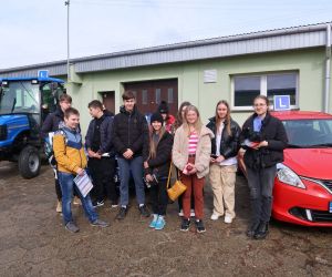 Uczniowie przy warsztatach nauki jazdy