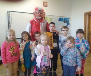Zdjęcie grupowe z klaunem