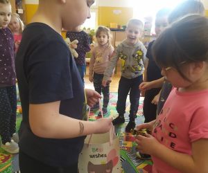 Dziewczynka częstuje się cukierkiem