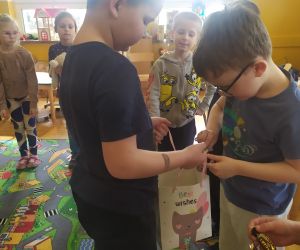 Chłopiec z torebki wyciąga cukierka