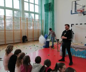 Uczniowie oglądają pokaz