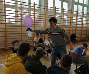 Uczniowie trzymają balonik z helem