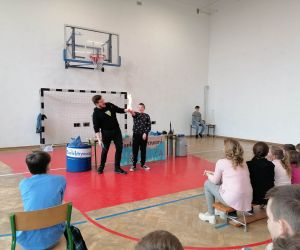 Uczeń bierze udział w pokazie