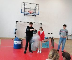 Uczennica bierze udział w doświadczeniu