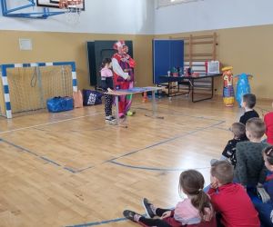 Klaun uczy dziewczynkę składać koszulkę w 3 sekundy