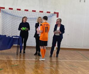 Kapitan drużyny odbiera puchar