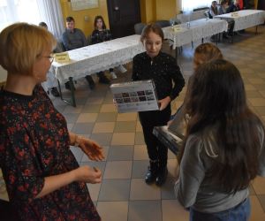 Zdjęcie przedstawia wręczenie nagród.