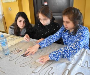 Zdjęcie przedstawia trzy dziewczynki układające zagadkę.