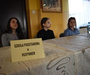 Zdjęcie przedstawia trójkę dzieci wewnątrz budynku.