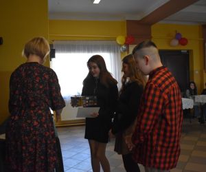 Zdjęcie przedstawia rozdanie nagród. 