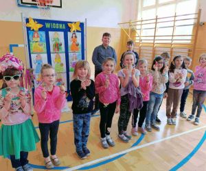 Uczniowie klasy I nagrodzeni za najciekawsza pracę plastyczną o wiośnie