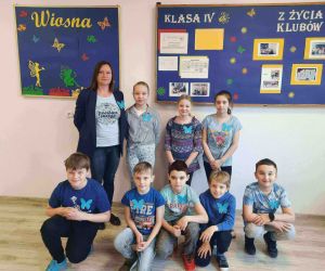 Uczniowie klasy IV z pedagogiem szkolnym – organizatorem akcji.