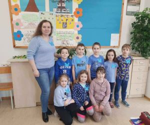 Uczniowie klasy II z nauczycielką języka angielskiego