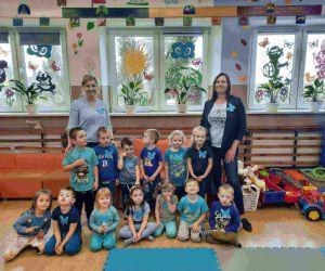 Dzieci z młodszej grupy przedszkolnej z wychowawczyniami oraz pedagogiem szkolnym.