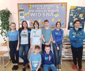 Uczniowie klasy VII z wychowawczynią, organizatorką akcji