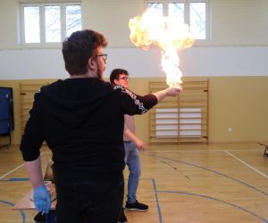 .Pokaz spalania metanu na dłoni jednego z prowadzących