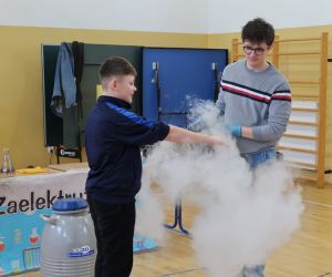 Eksperyment z ciekłym azotem z udziałem ucznia klasy 6