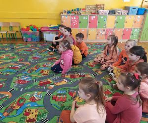 Dzieci słuchają uważnie bajki o zajączku