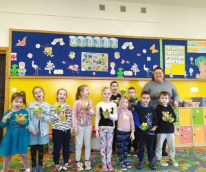 Wspólne zdjęcie z wykonanymi stroikami przez dzieci oraz z panią Małgosią