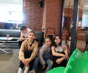 Uczennice wspólnie spędzają wolne chwile