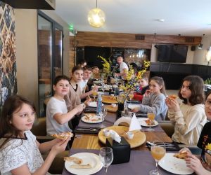 Wspólny posiłek uczniów