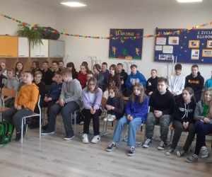 Pani dietetyk i grupa uczniów starszych