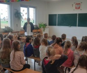 Młodsi uczniowie zadają pytania pani dietetyk