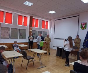 Uczeń odbiera nagrodę za zajęcie 2 miejsca