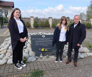 Delegacja uczniów z dyrektorem przy tablicy pamiątkowej w Cichobórzu