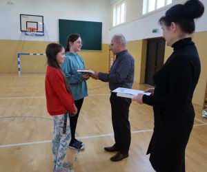 Wręczenie dyplomów i nagród za udział w konkursie ,,Kartka Wielkanocna’’.