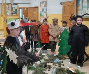 Uczniowie podczas montażu słowno-muzycznego przebrani za zwierzęta